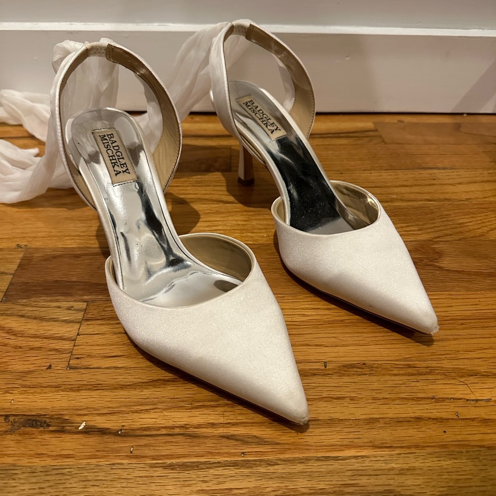 badgley mischka white blaze satin bow stilettos